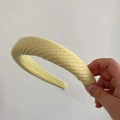 Hellgelbes dickes Strickstirnband mit strukturierter Wolle und Schwammfüllung - Gelb