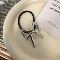 Nahaufnahme eines hochelastischen Haargummis mit einer polierten silbernen Metallschleife - Silberne Schleife (D-4976-1)