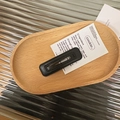Detailansicht der schwarzen Leder-Haarspange mit feiner Naht und rechteckigem Design - Schwarz