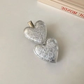 Pince à cheveux cœur argentée minimaliste avec texture vintage sur fond épuré - Argent (D-4307-4)
