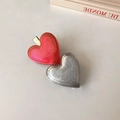 Barrette à cheveux cœurs entrelacés rouge et argenté au design rétro et minimaliste - Argent et Rouge (D-4307-3)