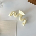 Pince à cheveux minimaliste crème avec design ondulé mat pour un look élégant et moderne - Blanc Crème (D-4301-6)