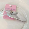 Handgefertigte silberne Haarklammer mit Schleife und Stern auf rosa Karte - Große Wassertropfen (D-4398-3)