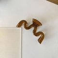 Pinza per capelli a onda ambra traslucida con finitura lucida in stile minimalista - Ambra (D-4301-1)