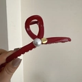 Pinza per capelli rossa festiva con perla bianca e medaglietta dorata incisa per donna - Rosso