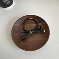 Élastique à cheveux chic avec nœud tissé noir et détails dorés sur plateau - Élastique à Cheveux à Nœud Noir (D-5028-3)
