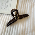 Pinza per capelli quadrata rosso scuro con accenti dorati su sfondo in maglia bianca - Stile Quadrato Nero Ambra (D-5045-1)
