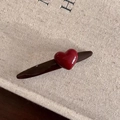 Fermaglio per capelli minimalista a cuore rosso con base lucida su tessuto strutturato - caffè