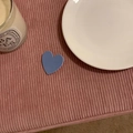 Lindo pasador de pelo con corazón azul mate sobre fondo de pana rosa suave - Pinzas de pelo pico de pato / Azul Cielo