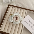 Primer plano detallado de una bandeja de madera para joyas con decoración de rosa blanca - Estilo Blanco Rosado (D-5087-1) / Pinza para el cabello