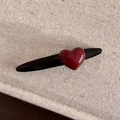 Fermaglio per capelli a cuore rosso minimalista con finitura in resina lucida su tessuto - Nero