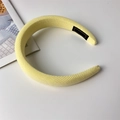 Detalle de diadema de esponja gruesa amarillo pálido con textura de rayas verticales - Estilo de Ala Ancha Engrosada / Amarillo claro