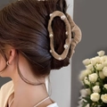 Dettaglio della pinza per capelli a nuvola con tessuto a pieghe e perle bianche - Marrone