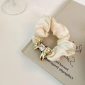 Scrunchie in raso crema con fiocco in metallo dorato e cristallo quadrato lucido - Albicocca