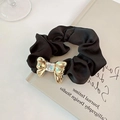 Elegante elastico scrunchie in raso nero con fiocco in metallo dorato e cristallo lucido - Nero