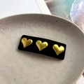 Diadema vintage francesa de terciopelo negro con tres corazones dorados metálicos - Pinza de presión cuadrada (B-2510-1)