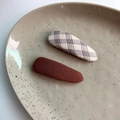 Zweiteiliges Set aus braun karierten und einfarbigen Stoff-Haarspangen im minimalistischen Stil - Kariert und Solid Kombination / Braun