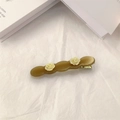 Elegante pinza de pelo ondulada de acetato con dos rosas blancas y base metálica - Marrón