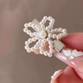 Dettaglio della molletta per capelli a fiore di perle con base in metallo argento - Stile Fiore di Perla (D-5173)