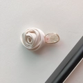 Fermaglio per capelli con rosa di raso bianco e ciondolo in resina dorata e fiori - Fermaglio Rosa Crema 3D (D-5181-1) / Bianco Crema (D-5181-1)