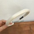 Diadema gruesa crema de color sólido con textura de sarga y etiqueta hecha a mano mujer - Beige