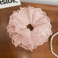 Elegante elastico per capelli in pizzo rosa con volant su un tavolo di legno rustico - Rosa (D-5194-2)
