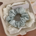 Dettaglio dell'elastico in raso verde salvia con trama setosa in confezione regalo - Elastico Plissettato Verde Salvia