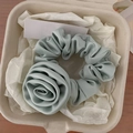 Dettaglio macro dell'elastico per capelli in raso verde menta con una grande rosa - Elastico Fiore di Rosa Verde Menta