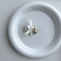 Pinza para el pelo con perla, circonitas brillantes y lazo sobre base de metal dorado - Blanco Roto (D-5202-1)