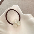 Franse vintage bruine haarelastiek met witte acetaatbloem en parelmoer detail - Driebladige Bloemstijl (D-5197-6) / Beige