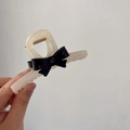 Pince à cheveux élégante en résine crème avec un nœud contrasté noir brillant - 11cm / Blanc (B-2424-1)