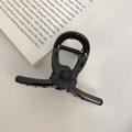 Pinza per capelli vintage con camelia nera e numero 5 su sfondo di libro bianco - Nero