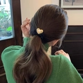 Dettaglio di un elastico vintage con cuore e perla indossato con coda bassa su maglia verde - Cuore (D-4663-1爱心)