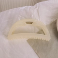 Elegante molletta per capelli semicircolare bianco crema con finitura lucida e vuota - Pinza a Granchio Semicircolare (B-2708-1) / Beige