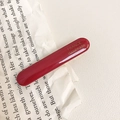 Detailansicht einer glänzend roten Acetat-Haarspange mit goldener France Handmade Aufschrift - Rot