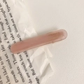 Eleganter rechteckiger rosa Acetat-Haarclip mit goldener Handmade-Schrift auf weißem Buch - Rosa