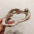 Dettaglio di una grande molletta per capelli in raso champagne con perla dorata - Decorazione in Satin Champagne (D-5248-3) / Champagne