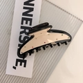 Detail der Acetat-Haarklammer mit bunten Straßsteinen und Schwarz-Beige-Farbeffekt - Haarklammer / Kontrastreiche schwarze Kante