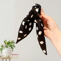 Dettaglio di un fermaglio per capelli a fiocco nero a pois per acconciature eleganti - Nero (D-5257-1)