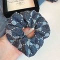 Scrunchie blu texture denim con motivi a farfalla e stelle e sottili punti scintillanti - Blue Patterned (D-4513-1)