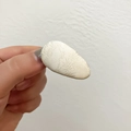 Dettaglio del motivo jacquard su un fermaglio per capelli beige a forma di goccia - Fermaglio Bianco