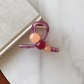 Elegante pinza para el pelo violeta translúcida con cuentas sobre fondo mármol - Morado