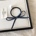 Dettaglio dell'elastico per capelli con fiocco in denim blu e grande perla bianca su vassoio - Elastico Blu Scuro (D-5280-4)