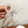 Pinza para el pelo grande color beige crema translúcido con lazo plateado para peinados - Blanco Crema