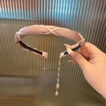 Diadema de satén rosa con cadena de perlas blancas y colgantes largos de perlas - Rosa (D-4271-3)