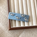 Blauwe denim haarclip met vier zilveren parel strikjes gepresenteerd op een houten dienblad - Vierkant / Blauw