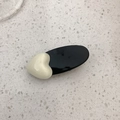 Pinza de pelo retro en blanco y negro con corazón 3D en resina pulida para mujer - Fondo negro con corazones blancos