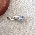 Detailaufnahme einer silbernen Rosen-Haarklammer mit einer gebürsteten Metalltextur - Silberne Rose Stil (D-5295-1 Clip)