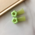 Dettaglio di due fermagli per capelli a fiore verde chiaro con finitura traslucida - Stile a Fiore Cavo Verde Chiaro