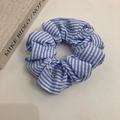 Dettaglio dell'elastico per capelli in seersucker a righe blu con piccolo ciondolo - Stile Targhetta Metallica a Righe (D-5312-2)